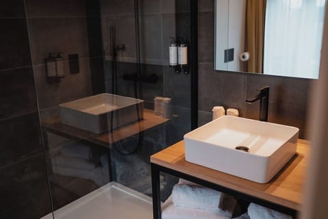 Family Quadruple Room | Bathroom | Free toiletries, hair dryer, towels, soap