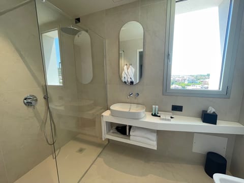 Executive Suite, Sea View, Beachfront | Bathroom | Shower, rainfall showerhead, free toiletries, hair dryer
