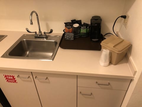 Family Suite, 2 Bedrooms, Kitchenette | Private kitchenette | Coffee/tea maker