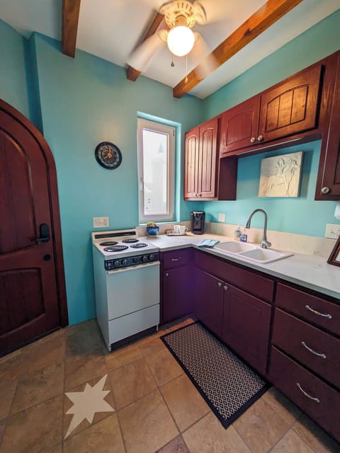 Duke Chamber | Private kitchen | Shared fridge, microwave