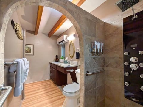 Duchess Chamber | Bathroom | Slippers