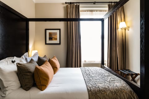 Classic Superior - Four Poster | Desk, iron/ironing board, free WiFi, bed sheets