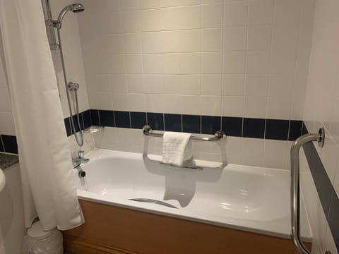 Double Room | Bathroom | Combined shower/tub, free toiletries, hair dryer, bathrobes