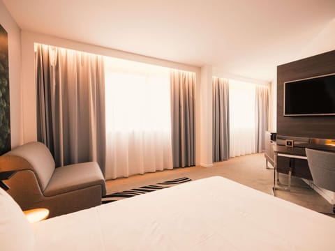 Premium bedding, in-room safe, desk, blackout drapes