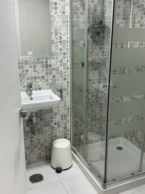 Basic Room | Bathroom | Shower, towels, shampoo, toilet paper