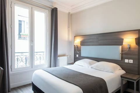 Desk, soundproofing, free WiFi, bed sheets