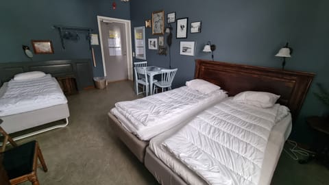 Basic Triple Room, Park View | Bed sheets