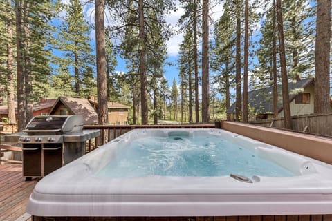 House, 4 Bedrooms | Outdoor spa tub