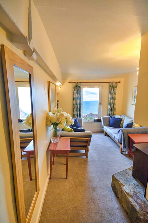 Cottage | Living room | Fireplace