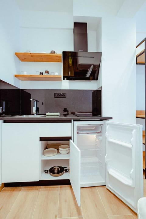 Comfort Studio Suite, Sea View | Private kitchen | Fridge