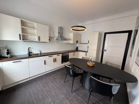 Luxury Condo, City View | Private kitchen