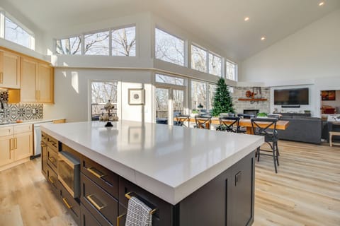 House (5 Bedrooms) | Interior
