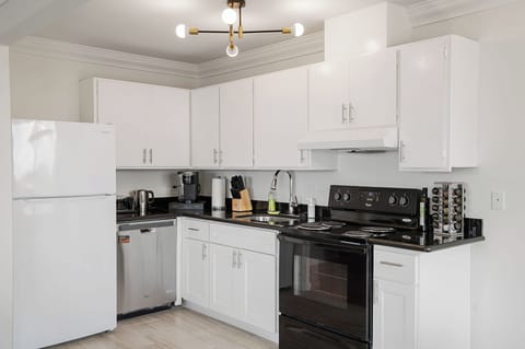 Family Apartment, 2 Bedrooms, Kitchen, Mountain View | Private kitchen