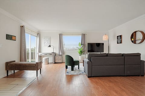 Family Apartment, 2 Bedrooms, Kitchen, Mountain View | Living area