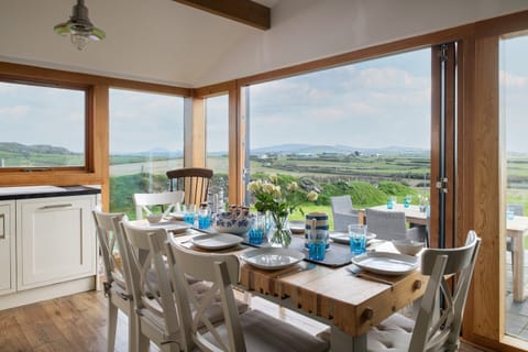 Cottage | Dining