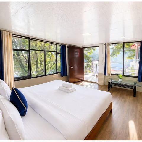 Deluxe Double Room | Hypo-allergenic bedding, soundproofing, bed sheets