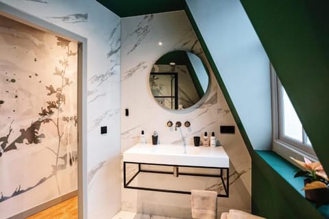 Comfort Duplex, City View | Bathroom | Shower, hair dryer, towels, soap