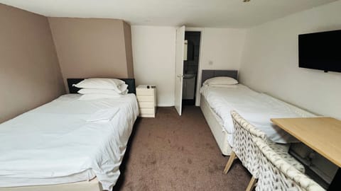 Twin Room | Desk, laptop workspace, free WiFi