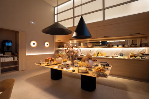 Buffet breakfast for a fee on weekdays