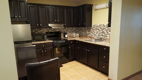 Economy Single Room, 1 Queen Bed, Kitchenette | Free WiFi, bed sheets