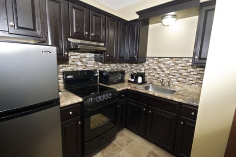 Economy Single Room, 1 Queen Bed, Kitchenette | Private kitchen | Fridge, microwave, oven, stovetop