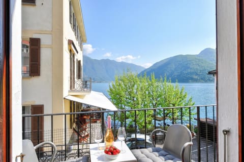 Standard Apartment, 2 Bedrooms, Balcony (Residenza Lungolago Melide) | Outdoor dining