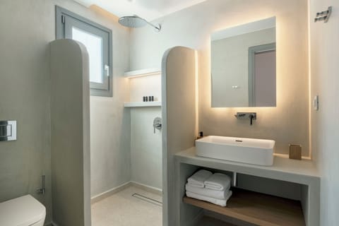 Maisonette with Sea View | Bathroom | Shower, hair dryer, towels, soap