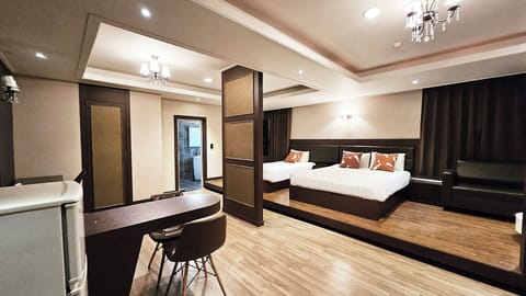In-room safe, free WiFi, bed sheets