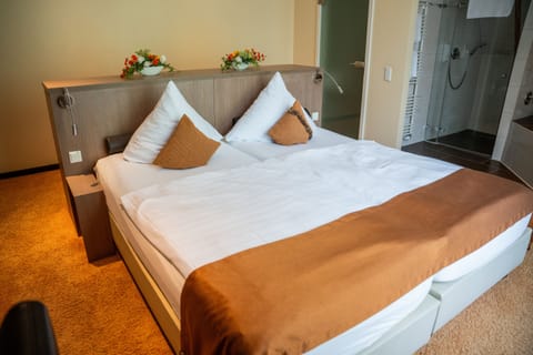 Deluxe Suite, Accessible, Ensuite | In-room safe, desk, laptop workspace, blackout drapes