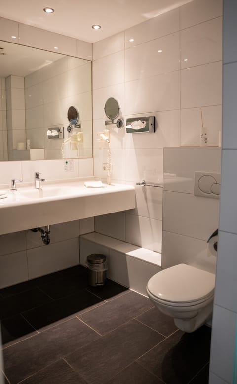 Comfort Suite, Accessible, Ensuite | Bathroom | Separate tub and shower, hair dryer, slippers, towels