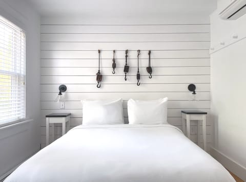 Standard Room, 1 Queen Bed | Premium bedding, iron/ironing board, free WiFi, bed sheets