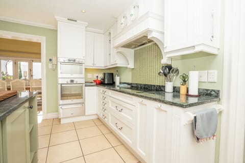 House, 4 Bedrooms, Smoking, Patio | Interior