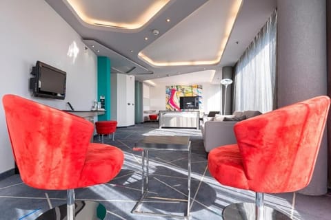 Superior Suite | Minibar, desk, laptop workspace, soundproofing