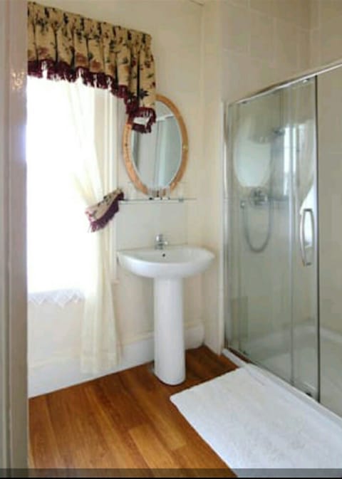 Honeymoon Suite, Ensuite | Bathroom | Shower, free toiletries, hair dryer, towels