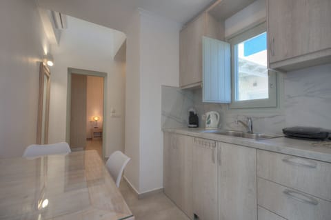 Comfort Apartment, City View | Private kitchen | Fridge, oven, stovetop, cookware/dishes/utensils