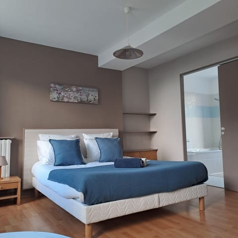 Classic Triple Room, Ensuite, Bay View (Chambre Triple PMR) | Free WiFi