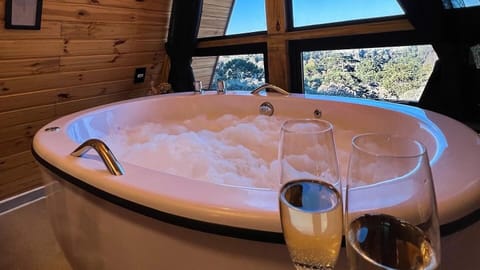 Jetted tub