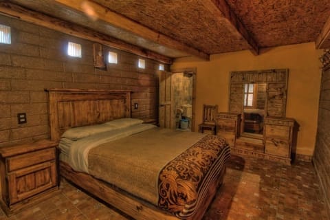 Room, 1 King Bed | Laptop workspace, free WiFi