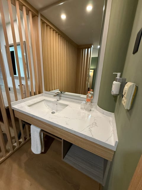 Shower, towels, soap, shampoo