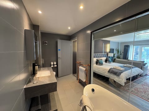 Deluxe Studio Suite, Patio, Courtyard View | Premium bedding, down comforters, free WiFi