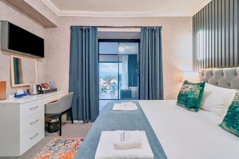 Deluxe Suite, Mountain View | Egyptian cotton sheets, premium bedding, down comforters, free WiFi