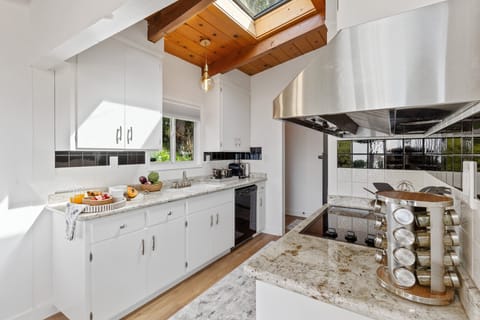 House, 3 Bedrooms | Private kitchen | Fridge, oven, coffee/tea maker, toaster