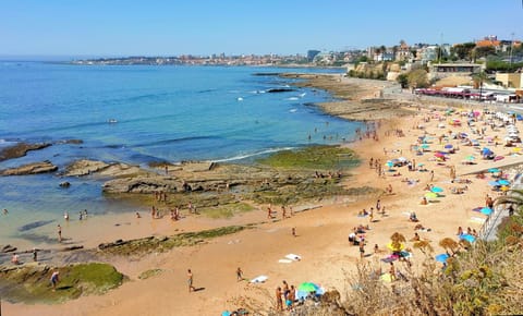 Beach nearby, white sand, beach towels, 4 beach bars