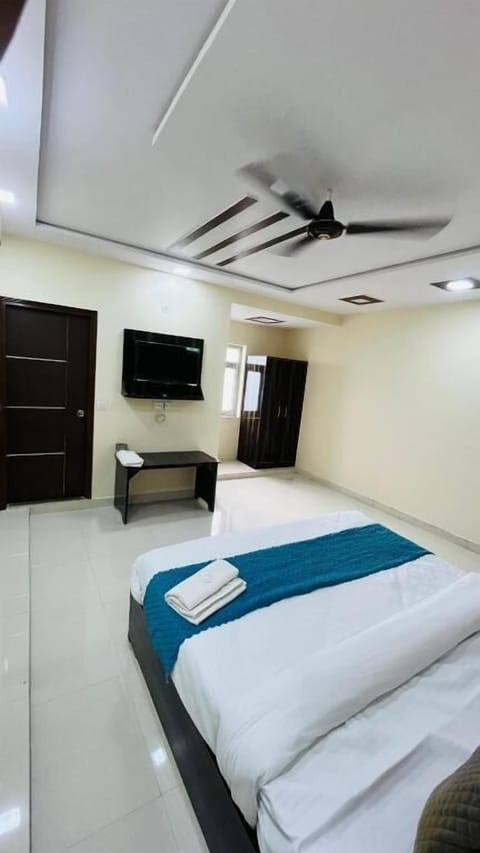 Deluxe Double Room, City View | Desk, laptop workspace, free WiFi