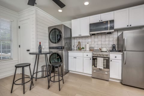 Studio, Kitchen, City View | Private kitchen | Full-size fridge, microwave, oven, stovetop