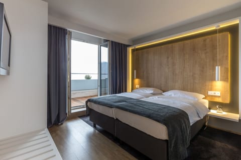 Junior Suite | Pillowtop beds, in-room safe, desk, laptop workspace