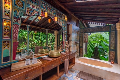 Rainfall showerhead, free toiletries, hair dryer, bidet