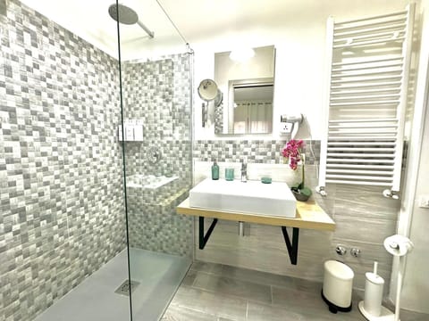 Deluxe Townhome, Courtyard View | Bathroom | Shower, free toiletries, hair dryer, towels