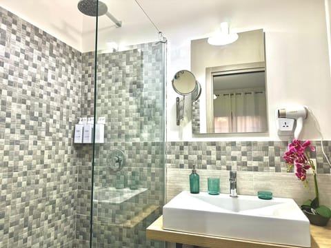 Deluxe Townhome, Courtyard View | Bathroom | Shower, free toiletries, hair dryer, towels