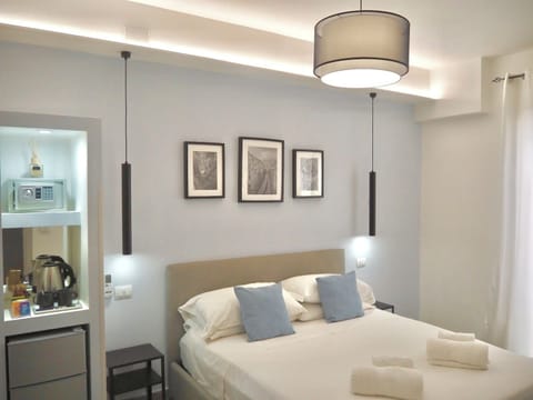 Deluxe Townhome, Courtyard View | Minibar, in-room safe, individually decorated, individually furnished